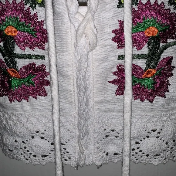 Sadie & Sage Floral Embroidered Crop Top, adjustable spaghetti strap - Picture 10 of 10